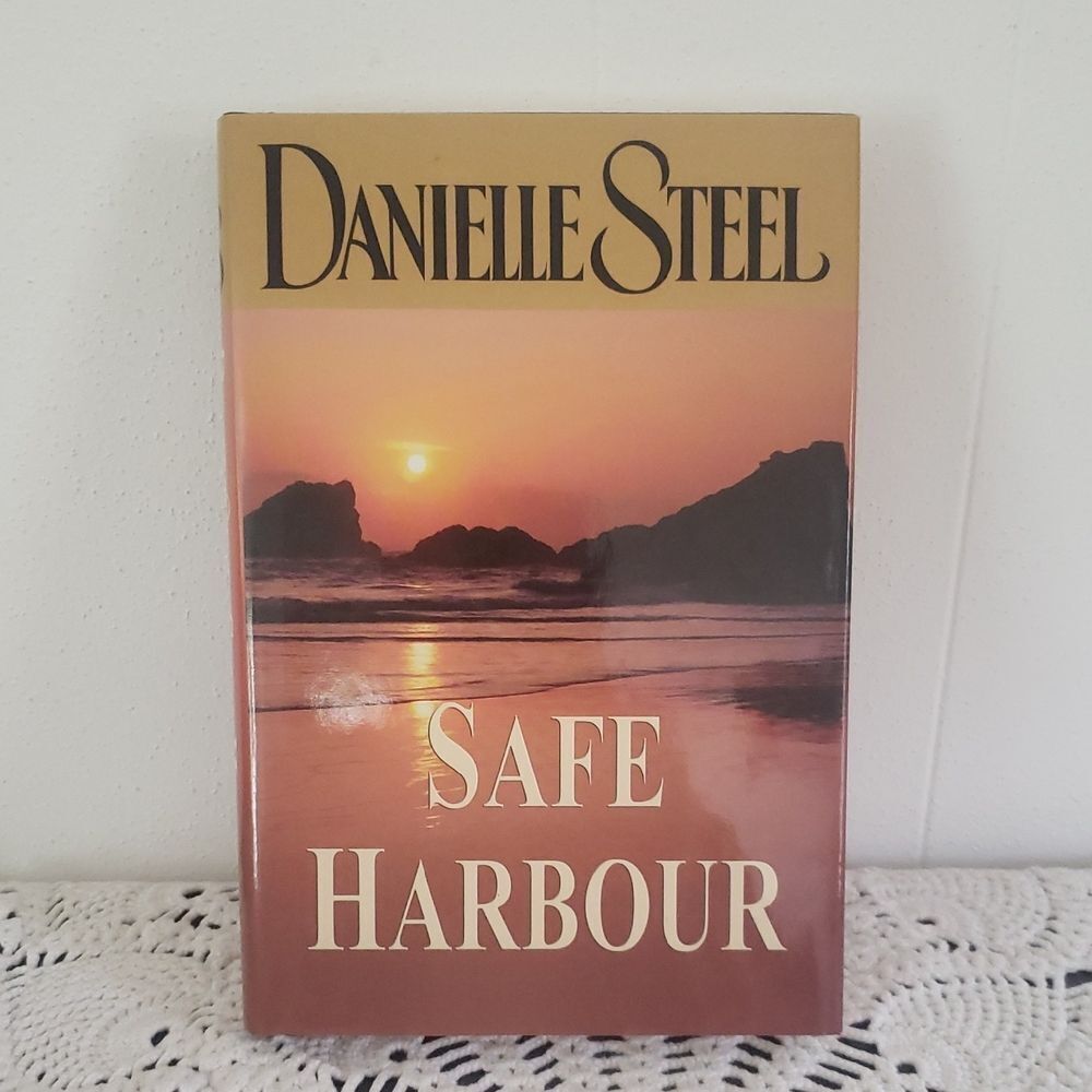 💚3/$20 Vintage Book - "Safe Harbour" by Danielle Steele (2003)